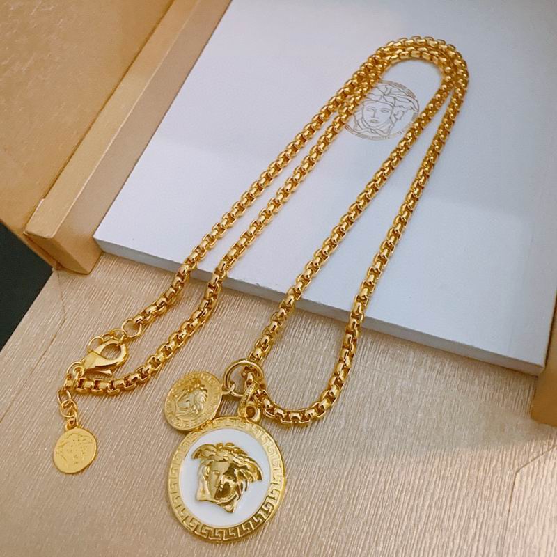 Versace necklace lyx247
